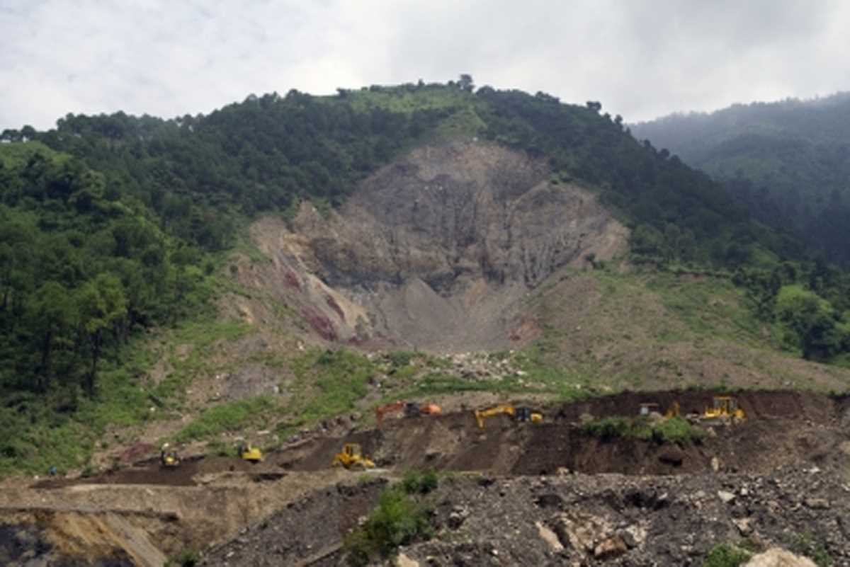 हिमाचल में भूस्खलन, एक की मौत, दो घायल